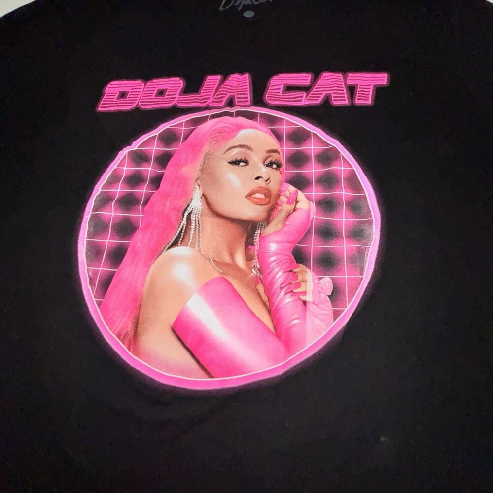 L Doja Cat T-shirt Hot Pink Doja Cat Photo Tee Black Photo 42" Chest
